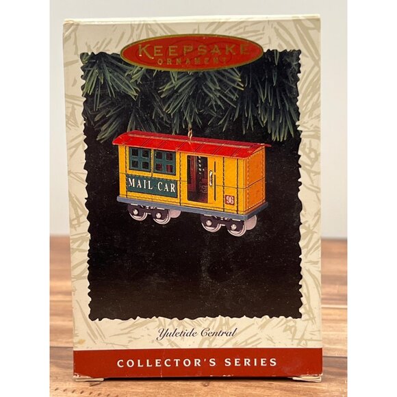 1996 HALLMARK KEEPSAKE ORNAMENT QX5011 YULETIDE CENTRAL MAIL CAR TIN - Picture 2 of 9